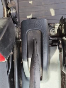 サイドブレーキ付近ネジ